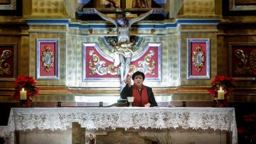 Concepción Motlló celebra la liturgia en la Iglesia de Sant Jaume de Arbeca (Lleida)