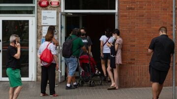 Varias personas esperan para hacerse una PCR ante un centro de atención primaria de Barcelona 