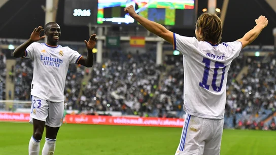 Luka Modric celebra un gol con Mendy Luka Modric celebra un gol con Mendy