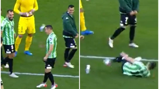 Andrés Guardado se tira una botella y se cae Andrés Guardado se tira una botella y se cae