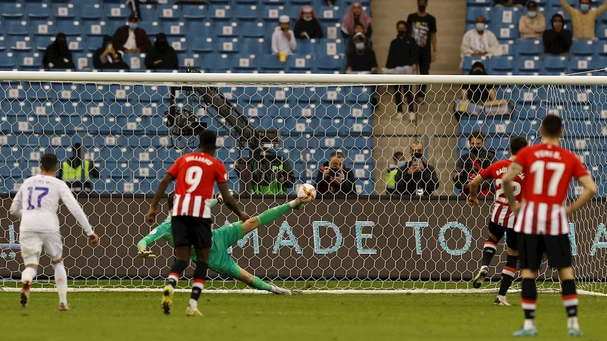 El pie milagroso de Courtois para detener el penalti a Raúl García