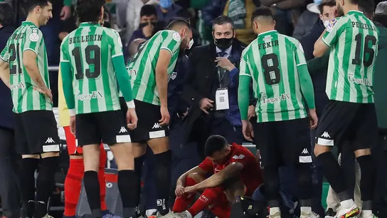 Joan Jordán, tras recibir el impacto, rodeado por jugadores del Betis. Joan Jordán, tras recibir el impacto, rodeado por jugadores del Betis.