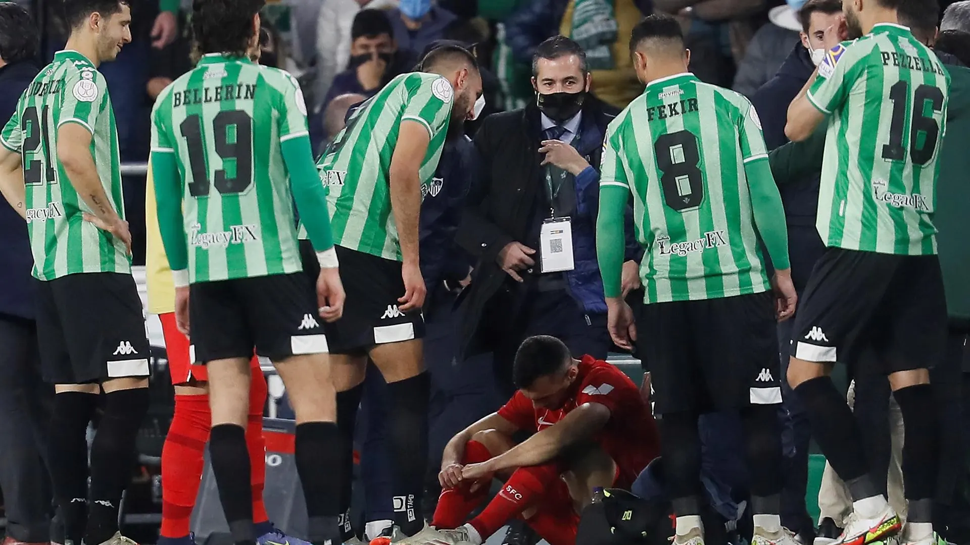 Joan Jordán, tras recibir el impacto, rodeado por jugadores del Betis.