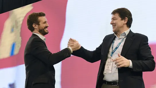 Pablo Casado y Alfonso Fernández Mañueco se dan la mano en el Congreso del PP en Castilla y León Pablo Casado y Alfonso Fernández Mañueco se dan la mano en el Congreso del PP en Castilla y León