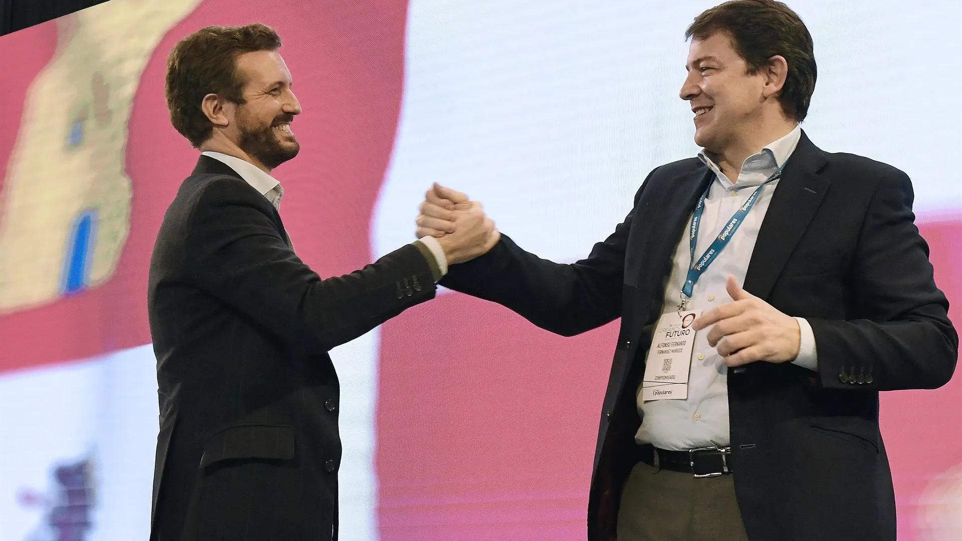 Pablo Casado y Alfonso Fernández Mañueco se dan la mano en el Congreso del PP en Castilla y León