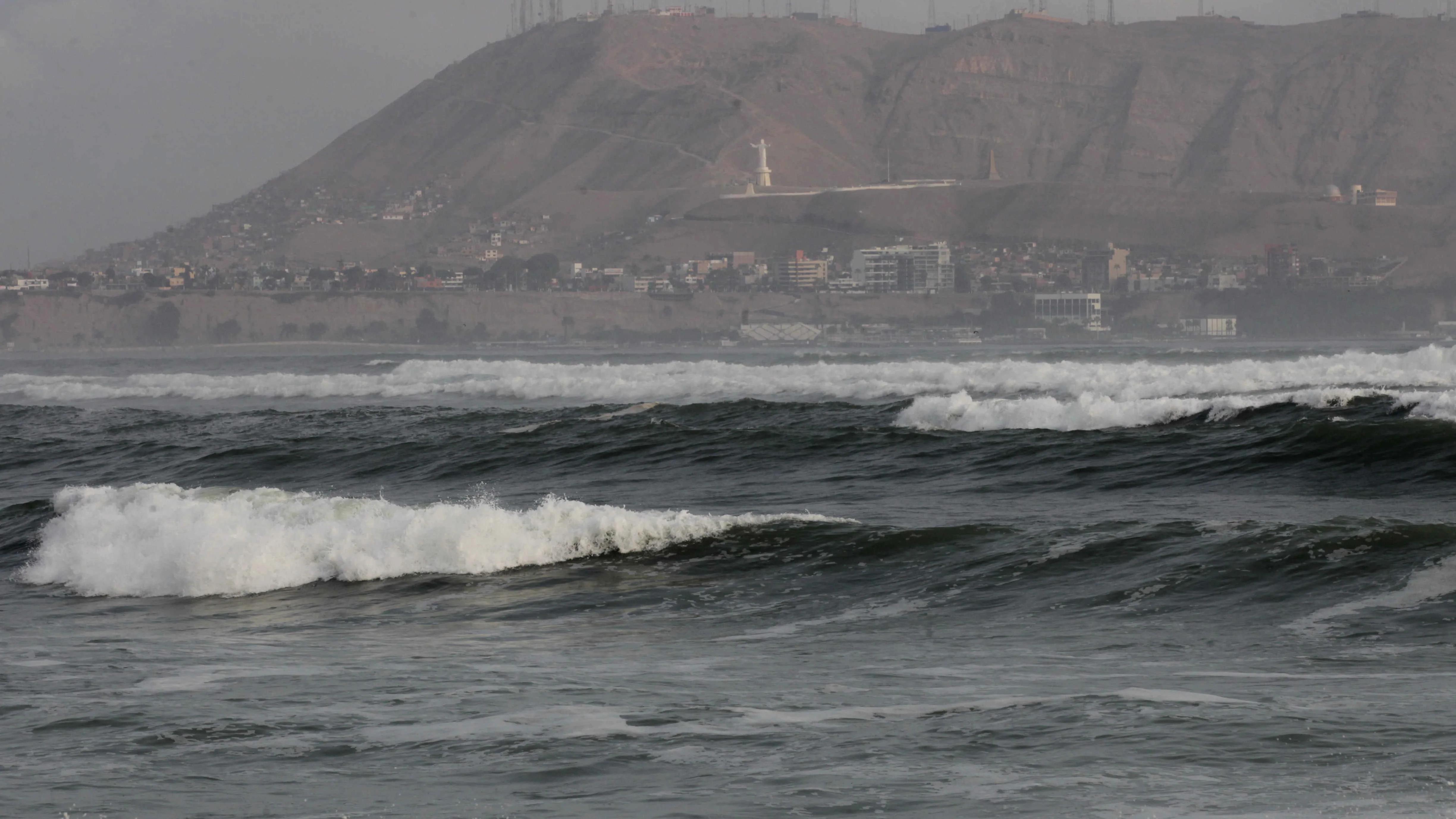 Al menos dos muertos en Perú por el oleaje causado por el tsunami derivado de la erupción de un volcán en Tonga