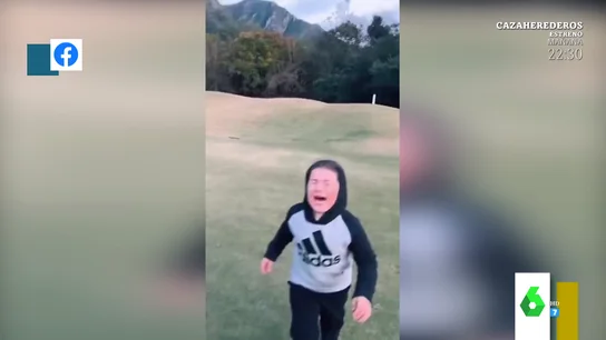 El pánico de un niño cuando su padre le engaña diciéndole que viene un oso El pánico de un niño cuando su padre le engaña diciéndole que viene un oso