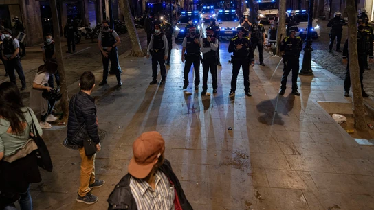 Varios jóvenes frente a un grupo de policías en Barcelona Varios jóvenes frente a un grupo de policías en Barcelona