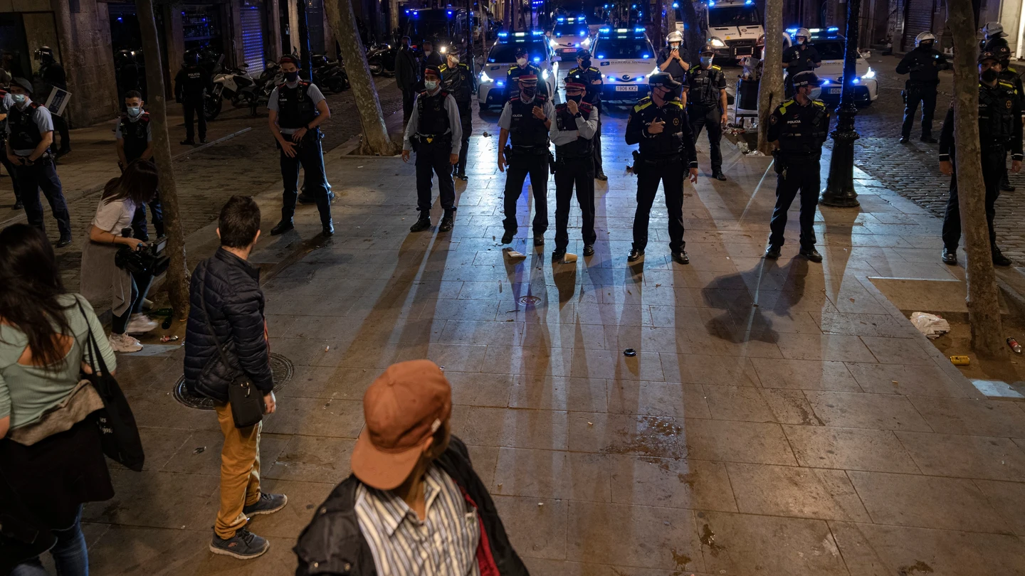 Varios jóvenes frente a un grupo de policías en Barcelona Varios jóvenes frente a un grupo de policías en Barcelona