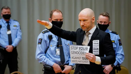 El ultraderechista Anders Behring Breivik ha saludado con el brazo en alto al estilo nazi al tribunal El ultraderechista Anders Behring Breivik ha saludado con el brazo en alto al estilo nazi al tribunal