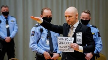 El ultraderechista Anders Behring Breivik ha saludado con el brazo en alto al estilo nazi al tribunal