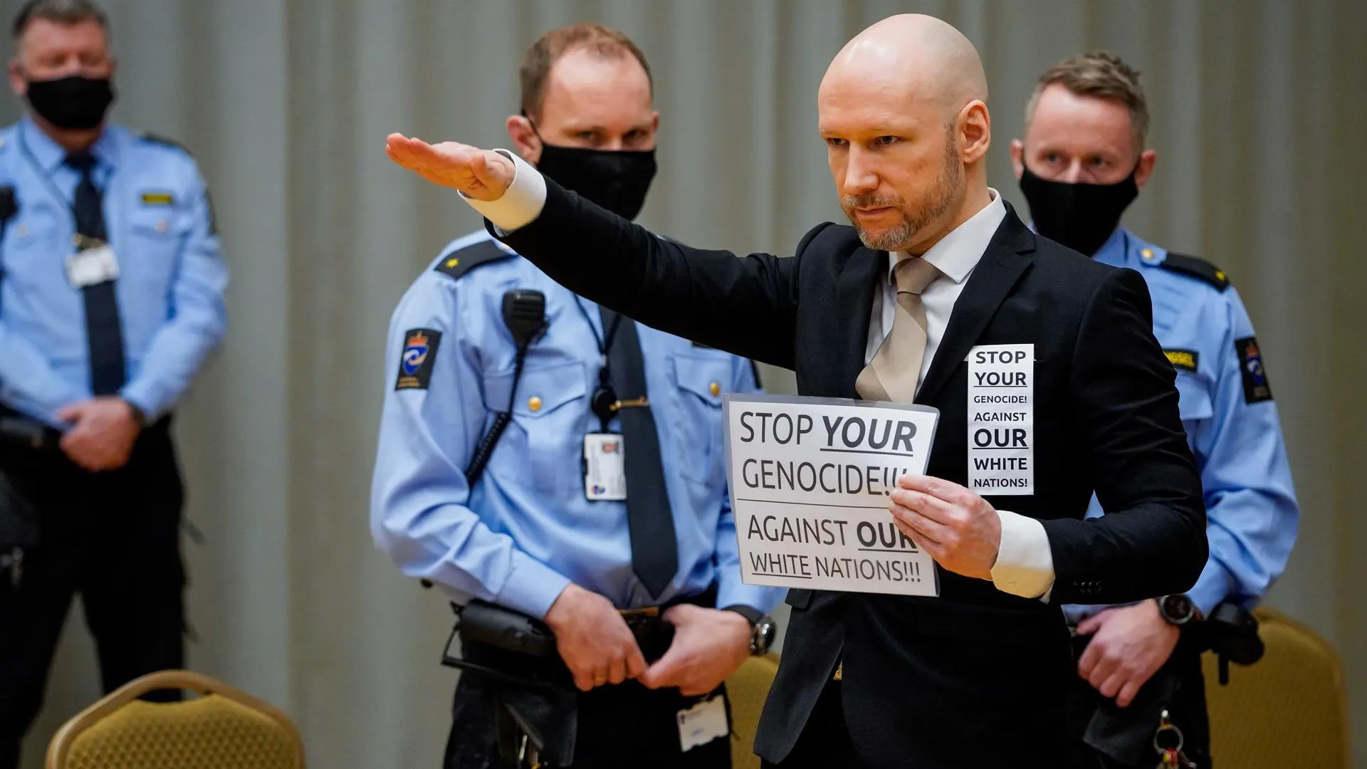 El ultraderechista Anders Behring Breivik ha saludado con el brazo en alto al estilo nazi al tribunal