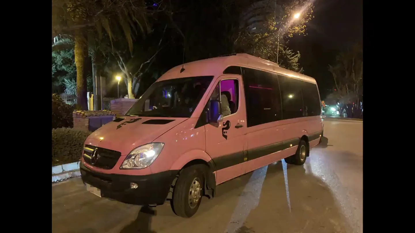 Interceptan en Málaga un microbús reconvertido en discoteca donde bailaban y bebían sin distancia de seguridad Interceptan en Málaga un microbús reconvertido en discoteca donde bailaban y bebían sin distancia de seguridad