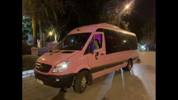 Interceptan en Málaga un microbús reconvertido en discoteca donde bailaban y bebían sin distancia de seguridad