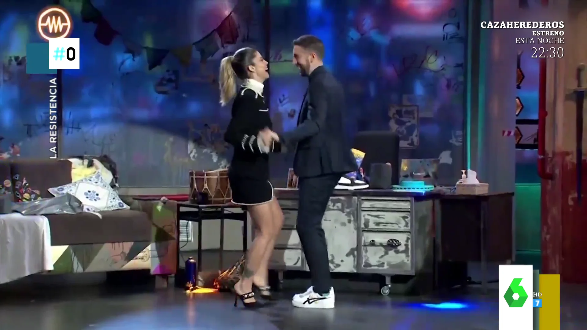 El momentazo en el que Juana Acosta y David Broncano bailan salsa en 'La Resistencia'