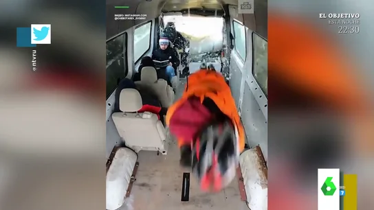 El reto extremo de un especialista: así atraviesa 'volando' un minibús en marcha El reto extremo de un especialista: así atraviesa 'volando' un minibús en marcha