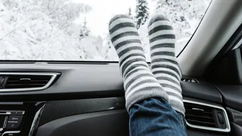 La fatal y peligrosa postura en el coche que le puede salir muy cara al copiloto La fatal y peligrosa postura en el coche que le puede salir muy cara al copiloto