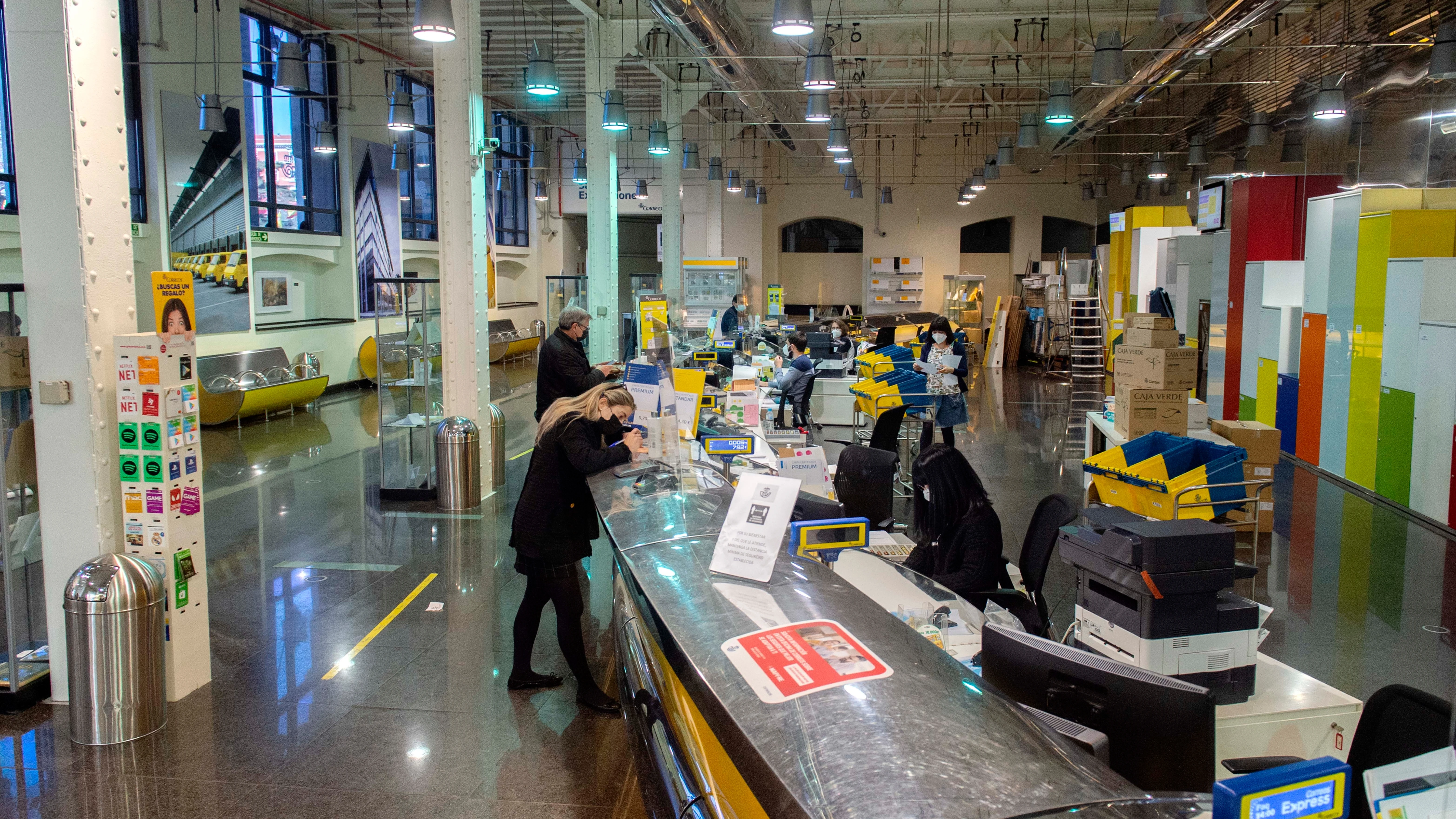 Clientes en la Oficina de Correos de Cibeles en Madrid (2021)