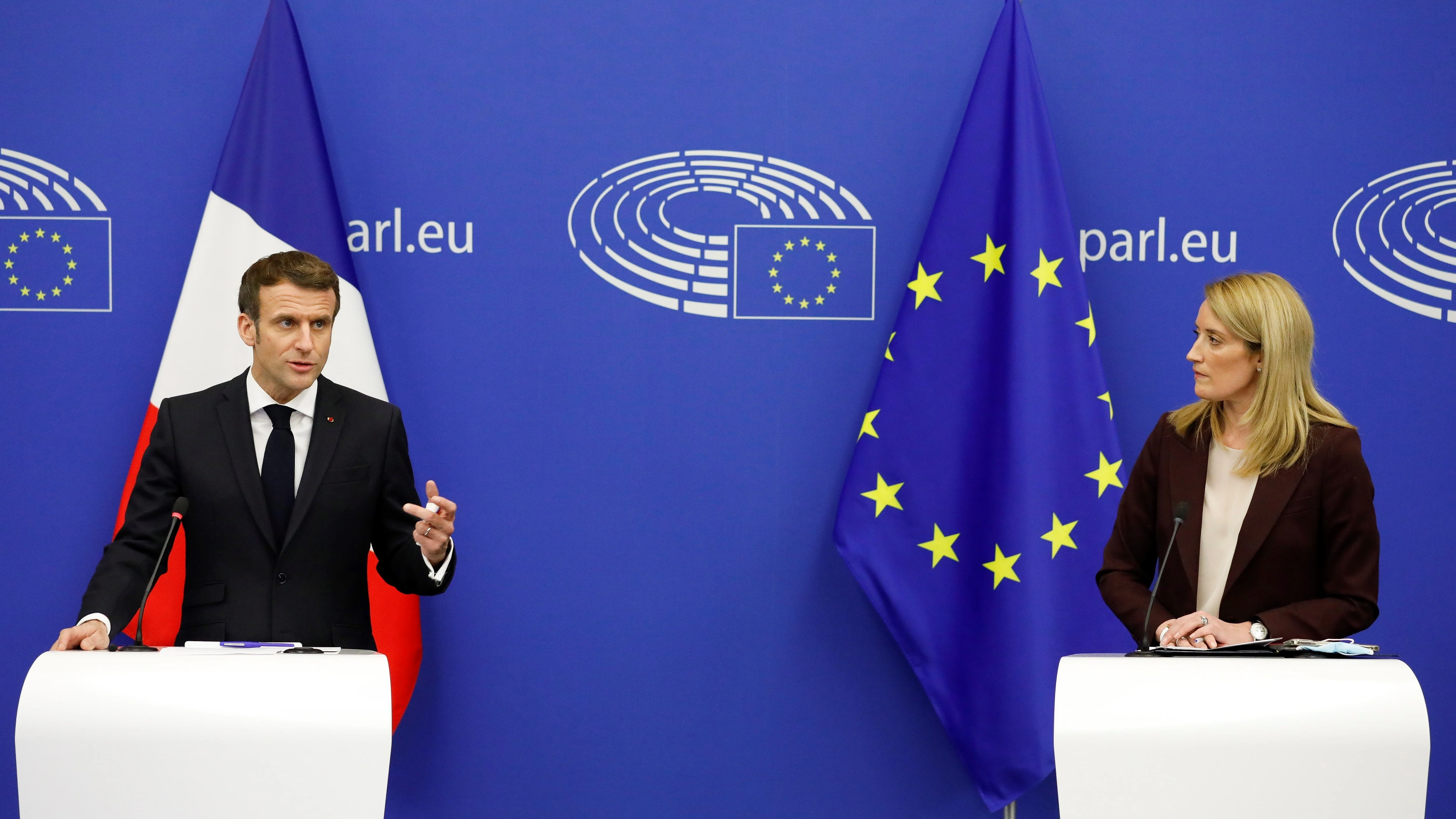 El presidente francés, Emmanuel Macron, junto a la presidenta del Parlamento Europeo, Roberta Metsola.