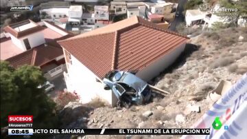 Un herido tras caer con su coche desde 10 metros de altura y aterrizar sobre un tejado en Albuñol, Granada