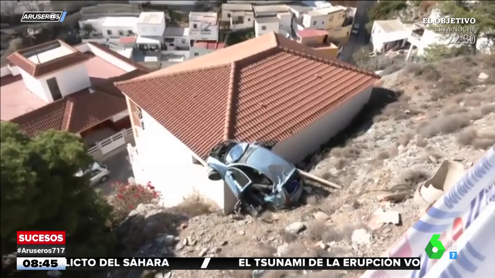 Un herido tras caer con su coche desde 10 metros de altura y aterrizar sobre un tejado en Albuñol, Granada