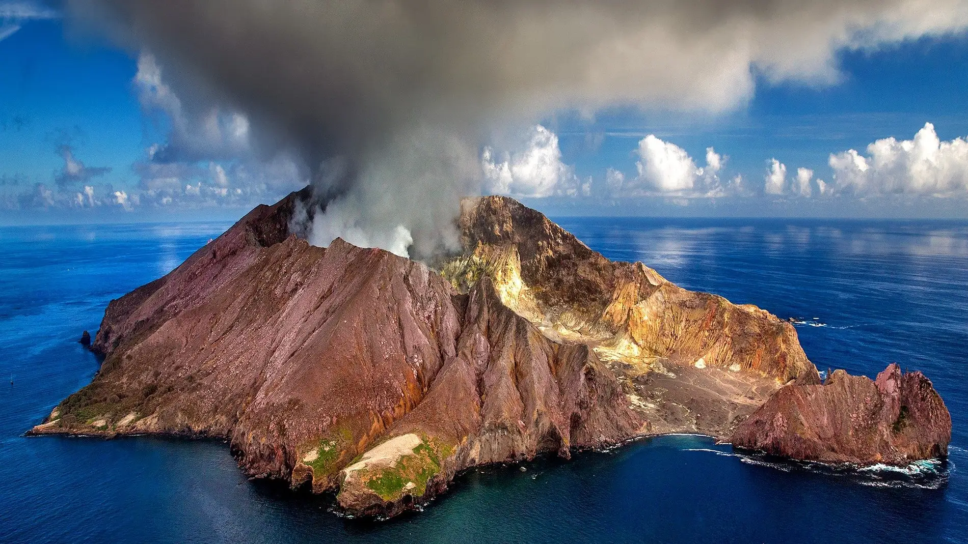 Qué es un volcán submarino y por qué puede ocasionar tsunamis