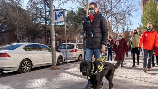 Alberto Villalba pasea con su perro Xabat tras el acto de entrega por parte de la fundaci&oacute;n ONCE este mi&eacute;rcoles en Teruel. 