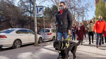 Alberto Villalba pasea con su perro Xabat tras el acto de entrega por parte de la fundación ONCE este miércoles en Teruel. 