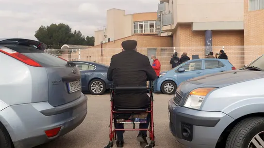 Un anciano observa desde la calle la residencia afectada. Un anciano observa desde la calle la residencia afectada.