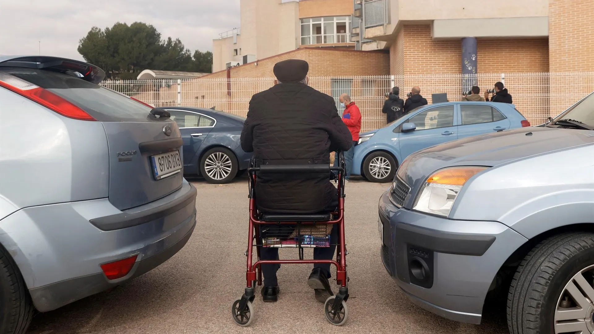 Un anciano observa desde la calle la residencia afectada.