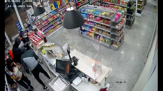 Cae una banda de atracadores de gasolineras: el vídeo de sus robos a punta de pistola Cae una banda de atracadores de gasolineras: el vídeo de sus robos a punta de pistola