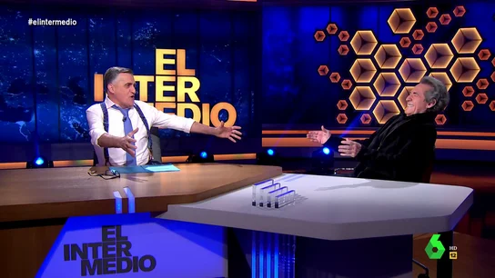 El momento en el que un Wyoming presenta a Miguel Ríos por todo lo alto en plató al ritmo de Bienvenidos El momento en el que un Wyoming presenta a Miguel Ríos por todo lo alto en plató al ritmo de Bienvenidos