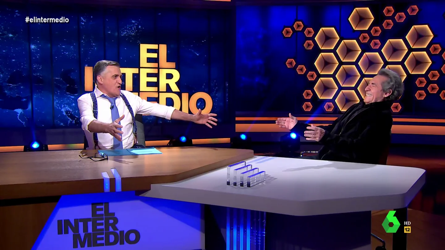 El momento en el que un Wyoming presenta a Miguel Ríos por todo lo alto en plató al ritmo de Bienvenidos El momento en el que un Wyoming presenta a Miguel Ríos por todo lo alto en plató al ritmo de Bienvenidos