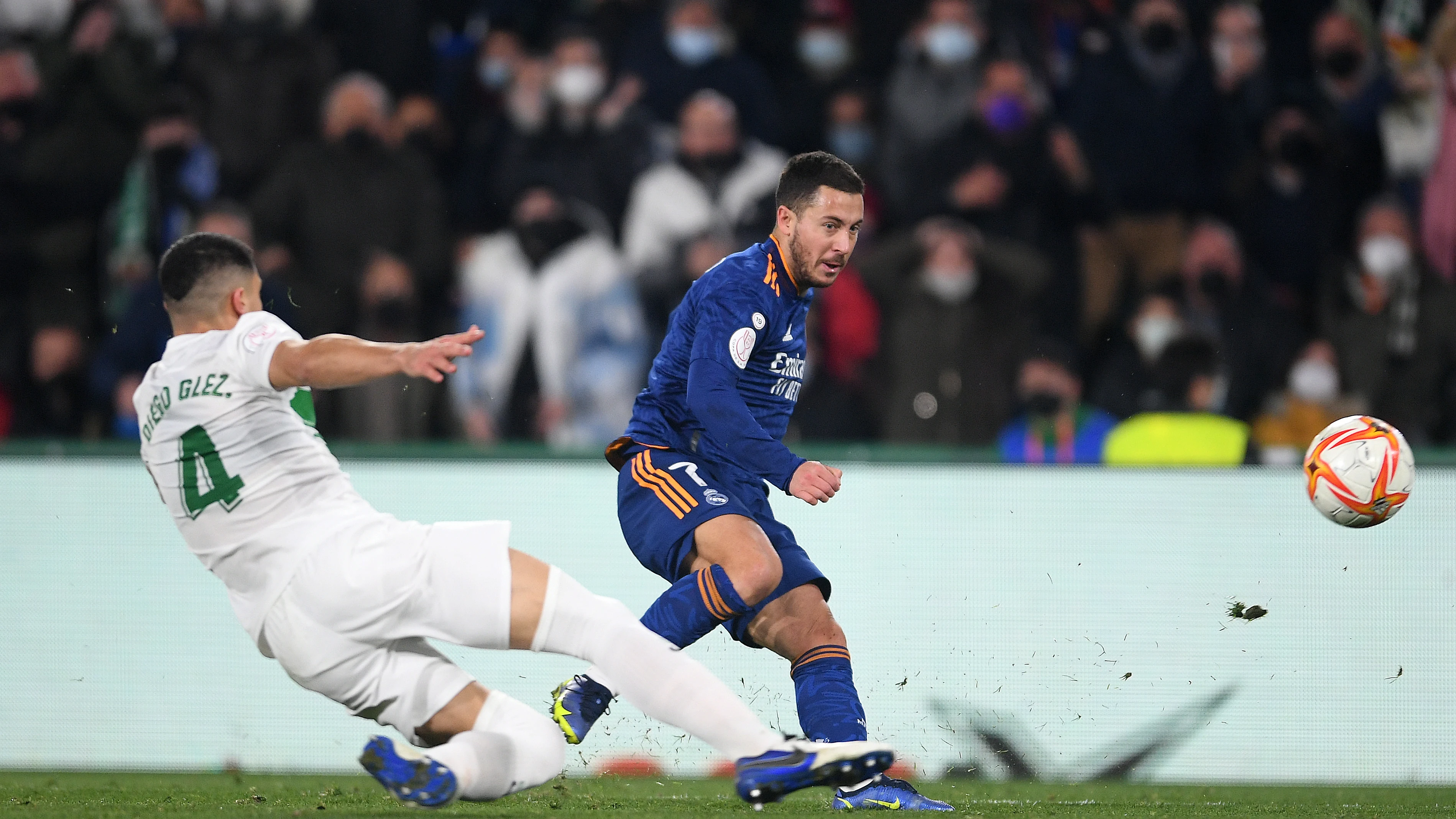 Hazard por fin sonríe con la camiseta del Real Madrid