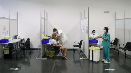 El centro de vacunaci&oacute;n de La Farga, en L'Hospitalet (Barcelona), en una imagen de archivo.
