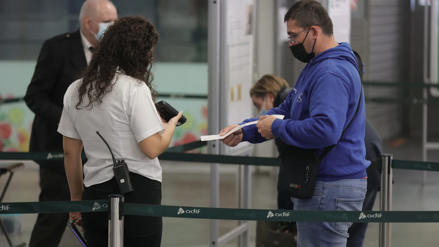 Un pasajero pasa su billete por el control para acceder a un tren en la estación de Atocha (2021) Un pasajero pasa su billete por el control para acceder a un tren en la estación de Atocha (2021)