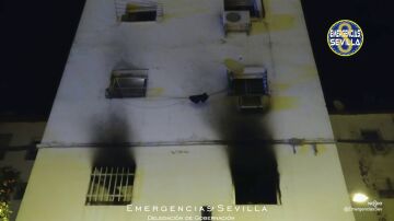 Una mujer se lanza desde un segundo piso para escapar de un incendio en Sevilla