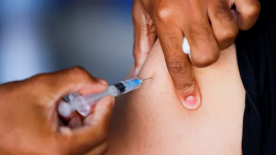 Una persona vacunándose contra el coronavirus Una persona vacunándose contra el coronavirus