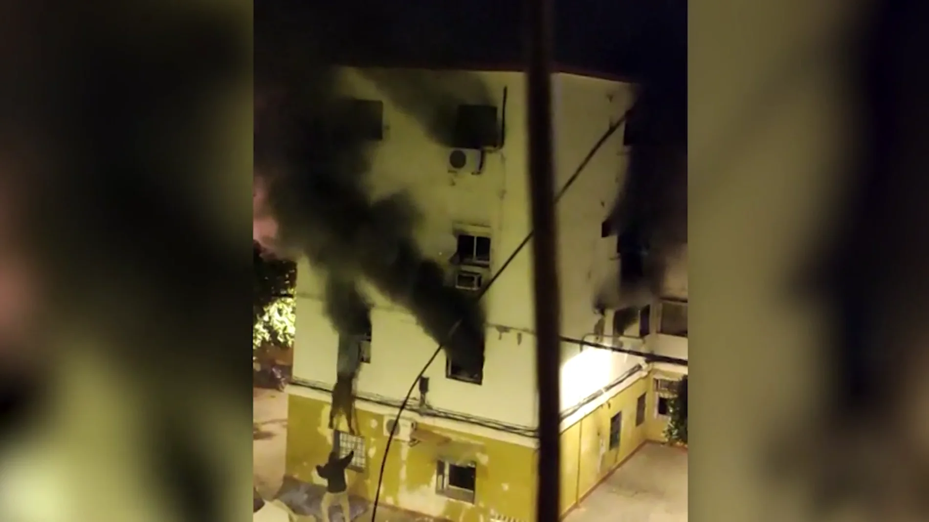 Una mujer se lanza desde un segundo piso para escapar de un incendio en Sevilla