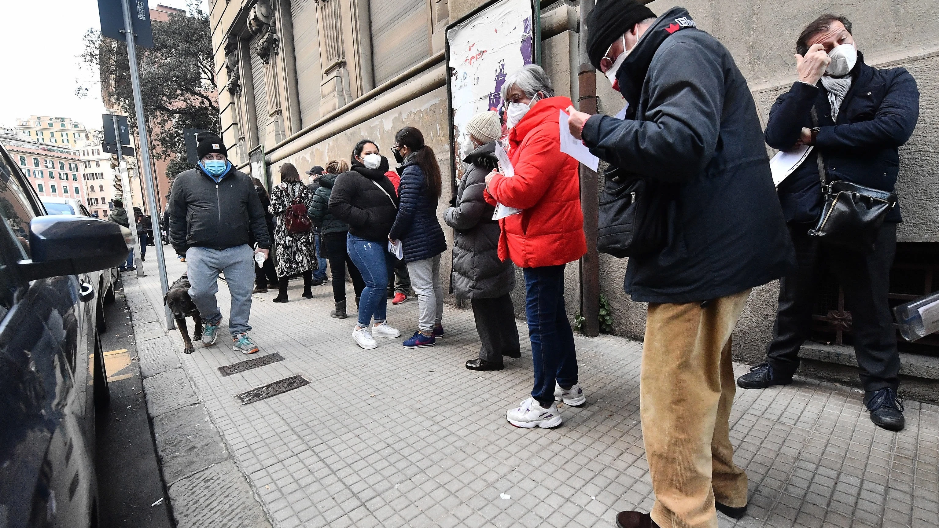 Italia pone más límites a los no vacunados: solo podrán comprar en supermercados, farmacias y gasolineras