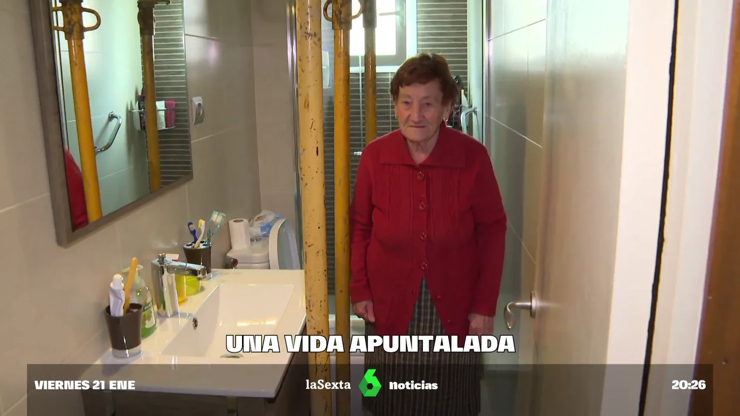 Vivir entre vigas por toda la casa y riesgo de derrumbe inminente: la deplorable situación de un bloque de vecinos de L'Hospitalet Vivir entre vigas por toda la casa y riesgo de derrumbe inminente: la deplorable situación de un bloque de vecinos de L'Hospitalet