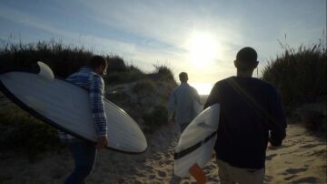 Así se fabrican tablas de surf con basura recogida del mar: la apuesta de la 'economía azul' para limpiar las costas