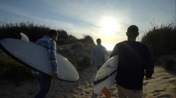 Así se fabrican tablas de surf con basura recogida del mar: la apuesta de la &#39;economía azul&#39; para limpiar las costas