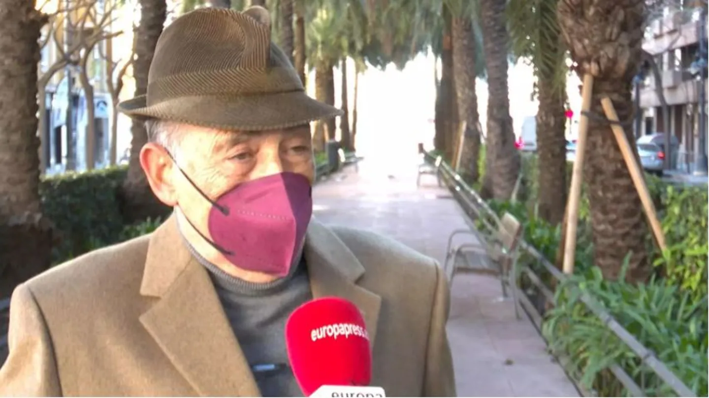 La emoción de Carlos, el septuagenario que pide un trato más humano en los bancos, La emoción de Carlos al conocer que el Gobierno urge a la inclusión de los mayores La emoción de Carlos, el septuagenario que pide un trato más humano en los bancos, La emoción de Carlos al conocer que el Gobierno urge a la inclusión de los mayores