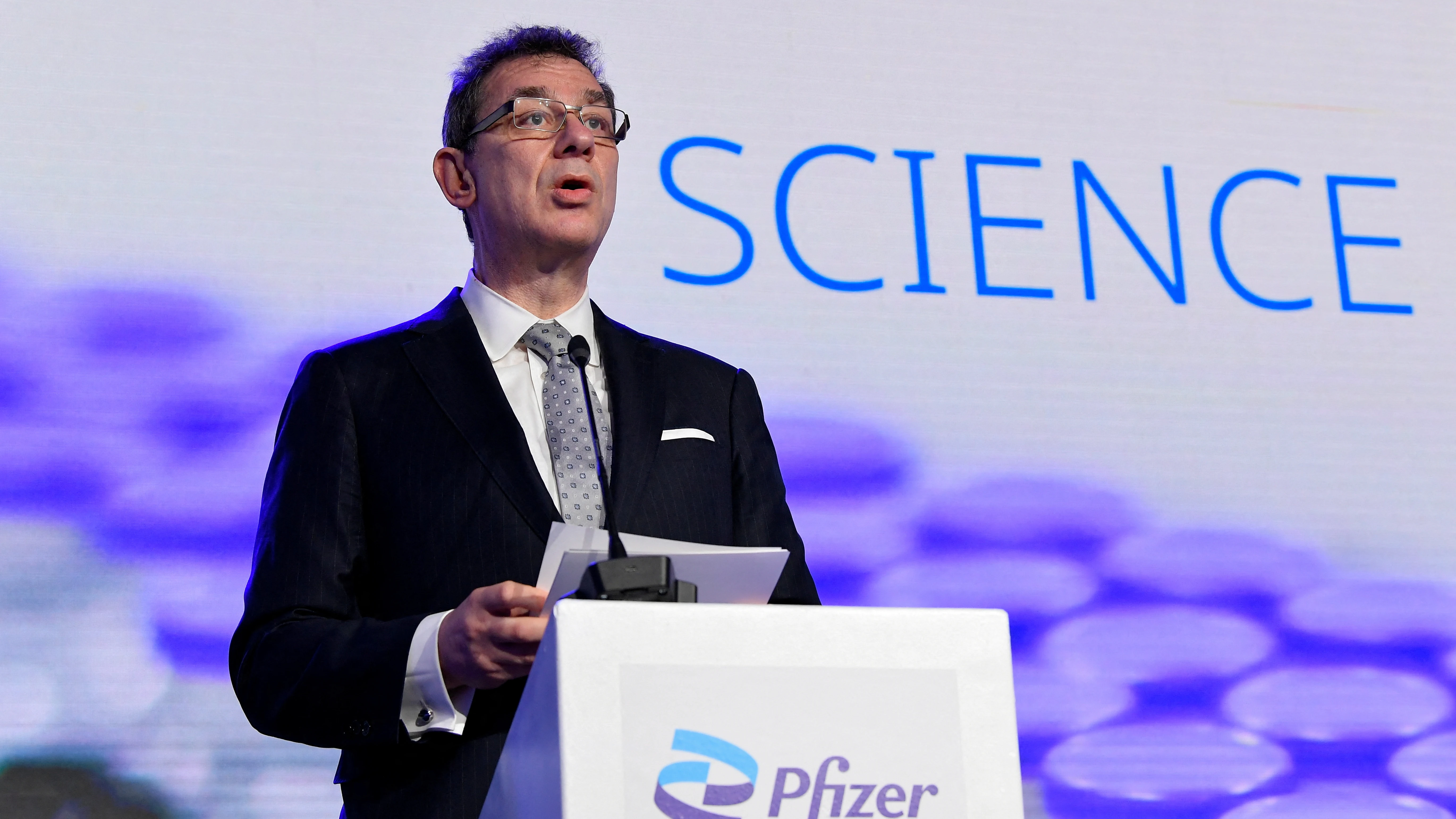 Albert Bourla, CEO de Pfizer, durante una conferencia