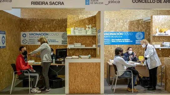 Unas personas reciben la vacuna contra el coronavirus en el recinto ferial de Expourense en Ourense Unas personas reciben la vacuna contra el coronavirus en el recinto ferial de Expourense en Ourense