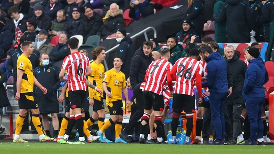 Un dron 'amenaza' a los jugadores del Brentford y el Woves Un dron 'amenaza' a los jugadores del Brentford y el Woves