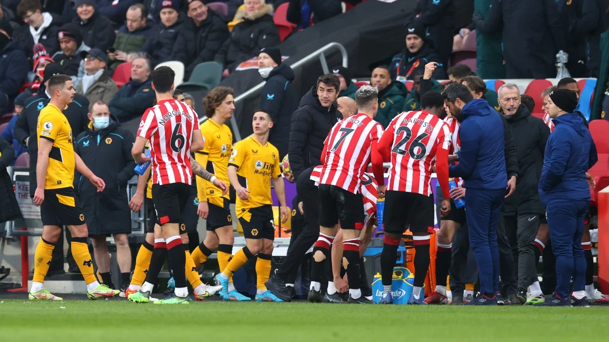 Un dron 'amenaza' a los jugadores del Brentford y el Woves