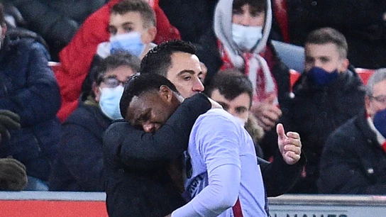 Xavi abraza a Ansu Xavi abraza a Ansu