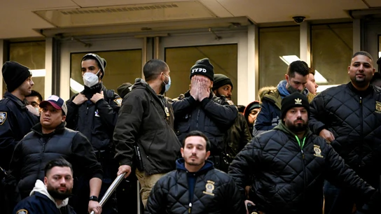 Compañeros del policía neoyorquino fallecido durante un tiroteo en Harlem Compañeros del policía neoyorquino fallecido durante un tiroteo en Harlem